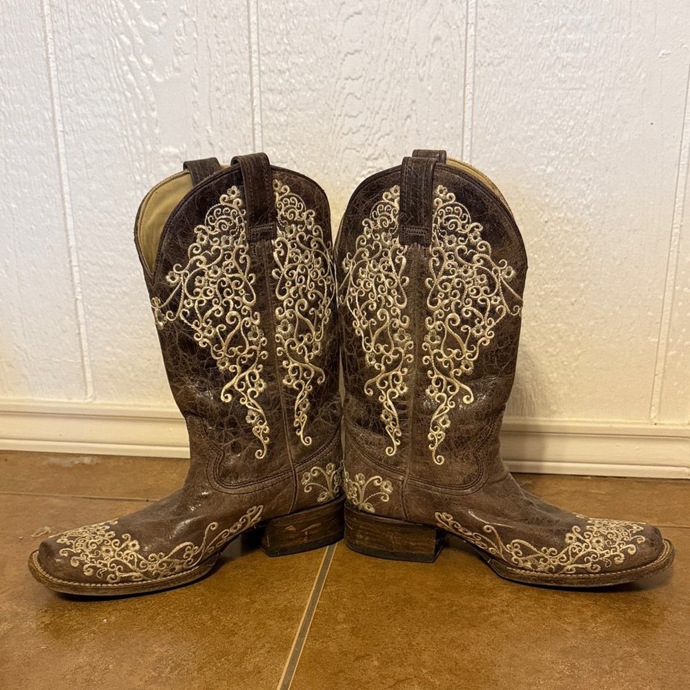 Elegant Brown and Cream Embroidered Heeled Boots - Picture 4 of 5